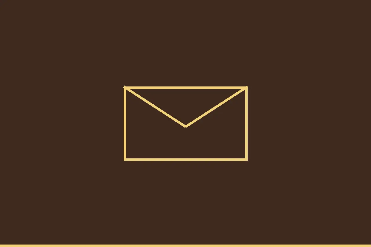 Carnet de la rédaction ouvert sur une table de cuisine en bois pour répondre aux messages de contact, lettres manuscrites, enveloppes kraft et pommes de terre de variétés différentes